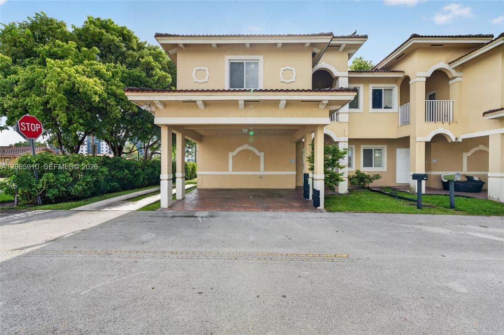 4-bedroom Property — 6776 SW 22nd St