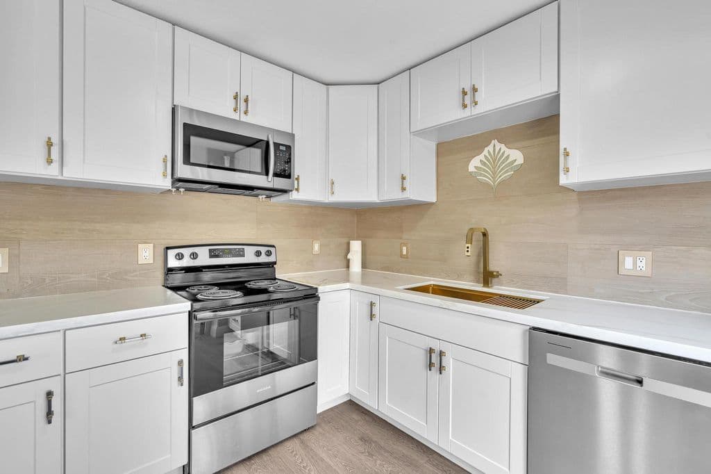 2-bedroom Property — 6663 Via Regina