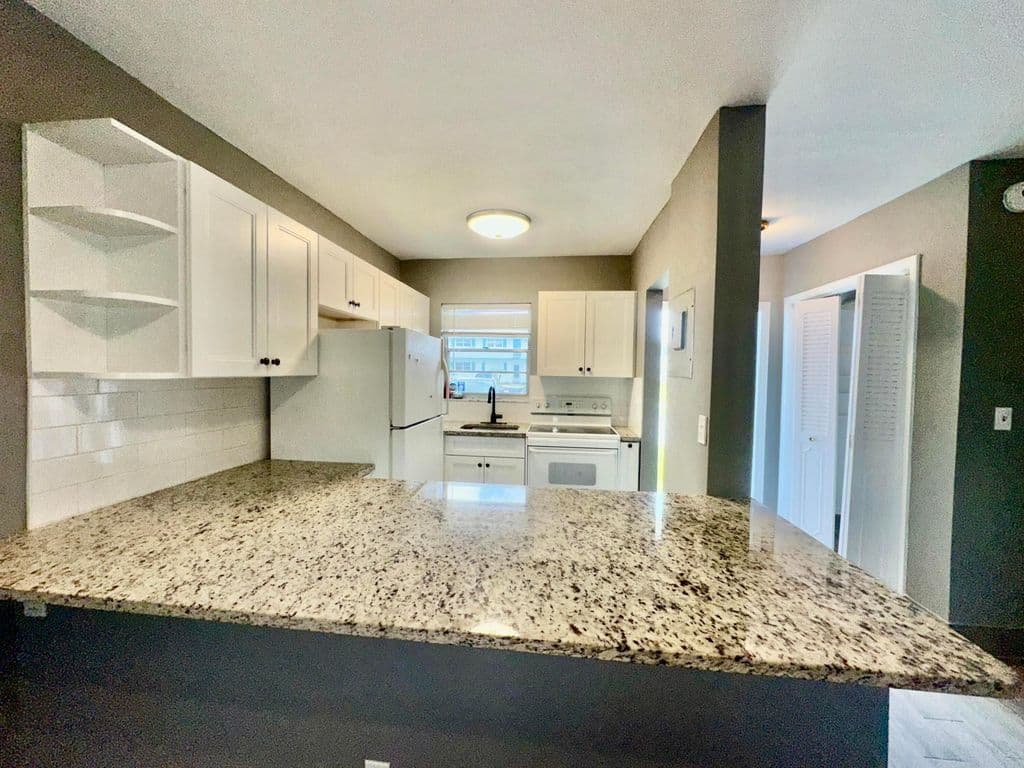 1+1 Condo — 1113 LAKE Terrace #107