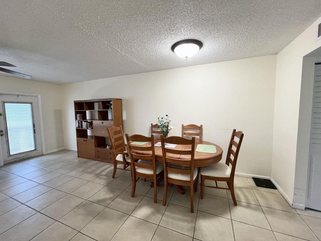 1-bedroom Condo — 4023 Berkshire B #4023