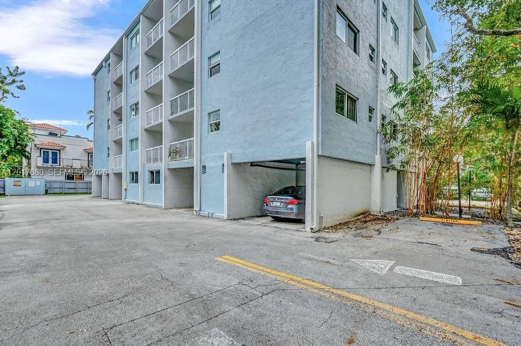 2+1 Condo — 2920 SW 28th Ter APT 207