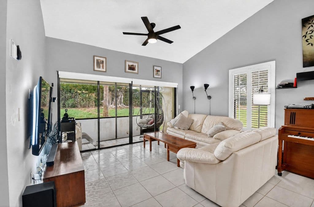 2-bedroom Condo — 14 Via De Casas Sur #104