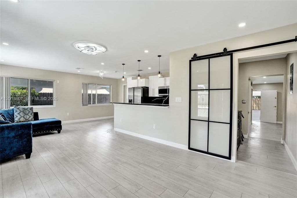 3+1 Müstakil ev — 3401 NW 7th St