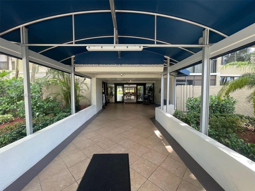 2+1 Condo — 16300 Golf Club Rd APT 508