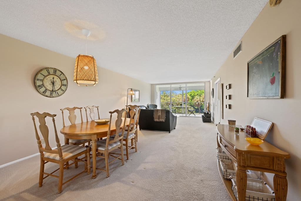 2-bedroom Condo — 3510 Oaks Way #406
