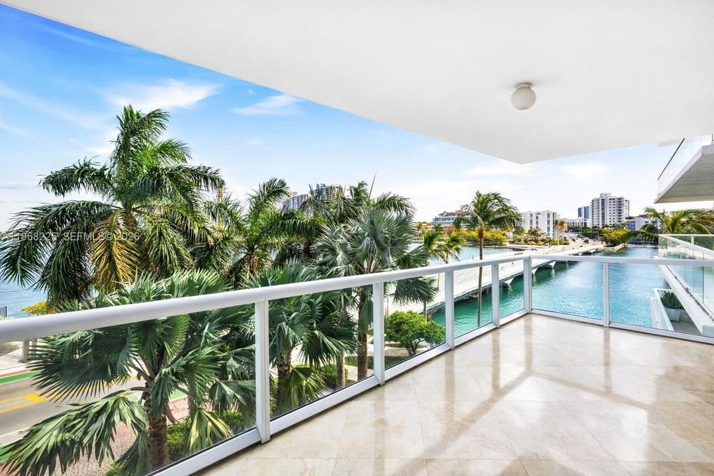 2+1 Condo — 10 Venetian Way APT 403
