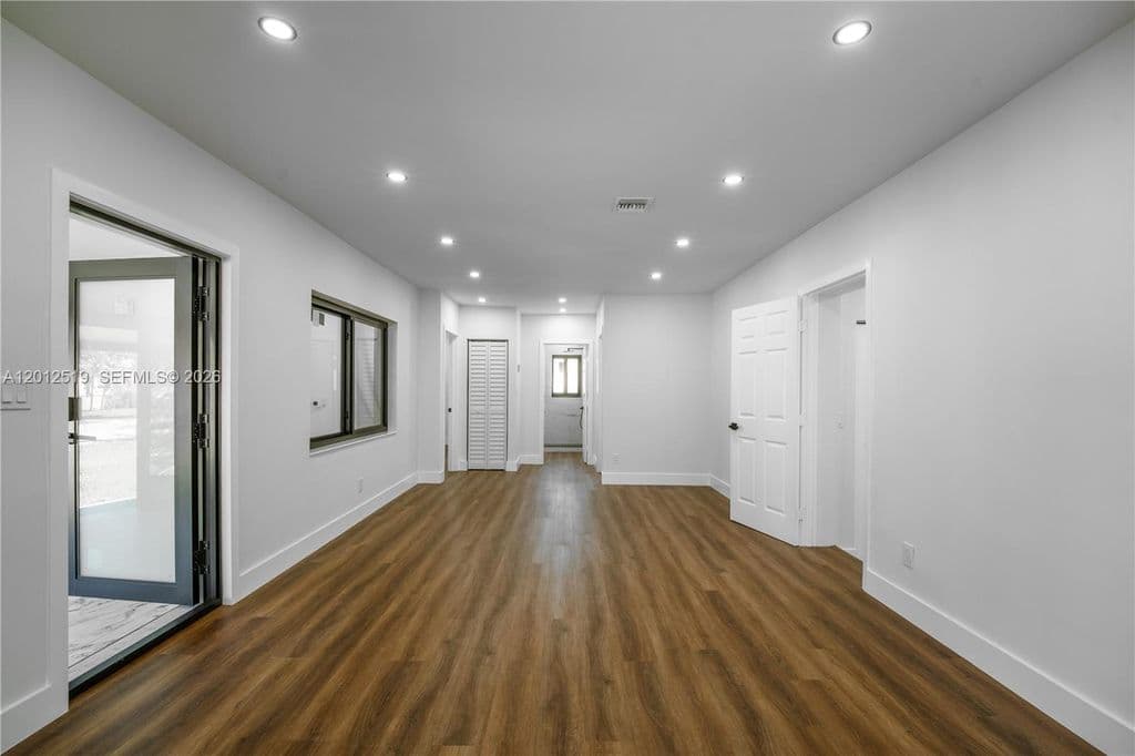 3+1 Müstakil ev — 220 NW 144th St