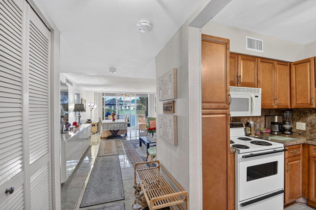 3+1 Condo — 4483 LUXEMBURG Court #103
