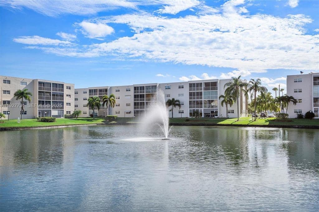 2+1 Condo — 324 SE 10th St APT 203