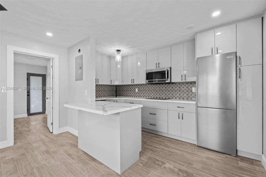 6-bedroom Property — 1634 NE 4th Pl
