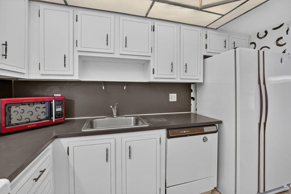 2+1 Condo — 1100 Saint Charles Place #203