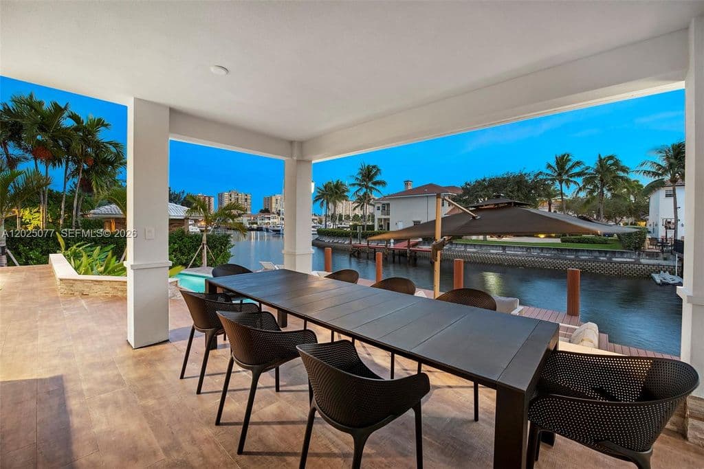 5-bedroom Single-Family Home — 850 Washington St