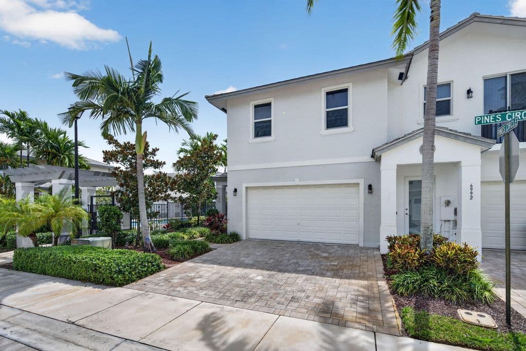 3+1 Mülk — 6994 Pines Circle