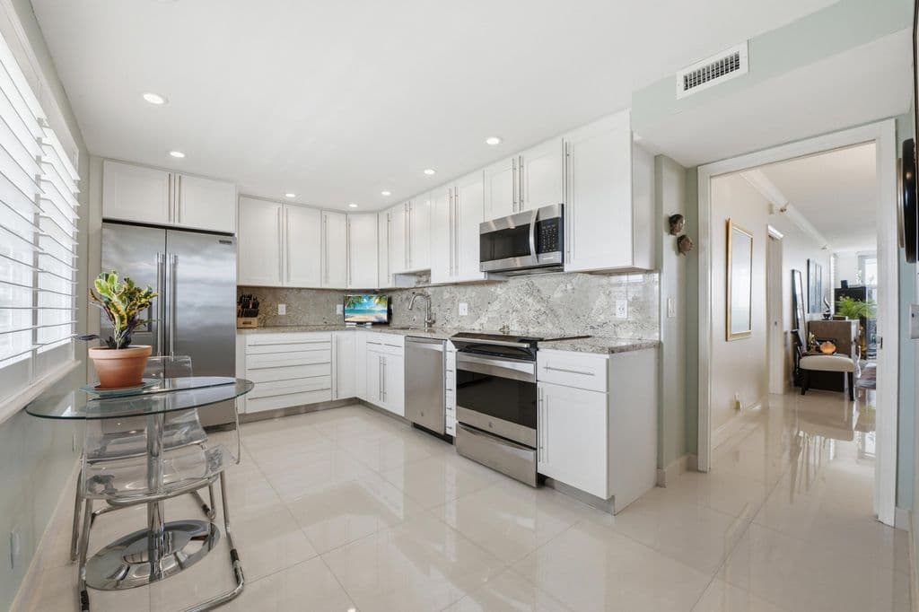3-bedroom Condo — 3510 Oaks Way #703
