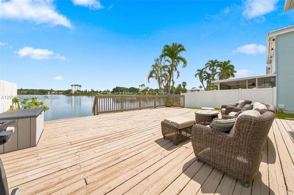 3-bedroom Single-Family Home — 6633 Bayfront Dr
