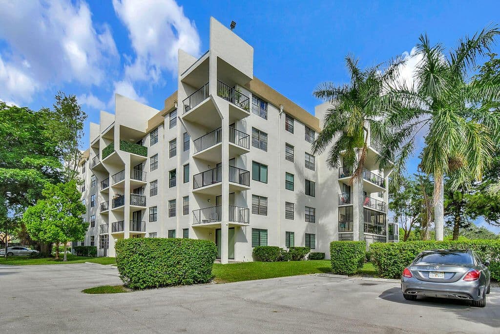2+1 Condo — 6190 Woodlands Boulevard #312