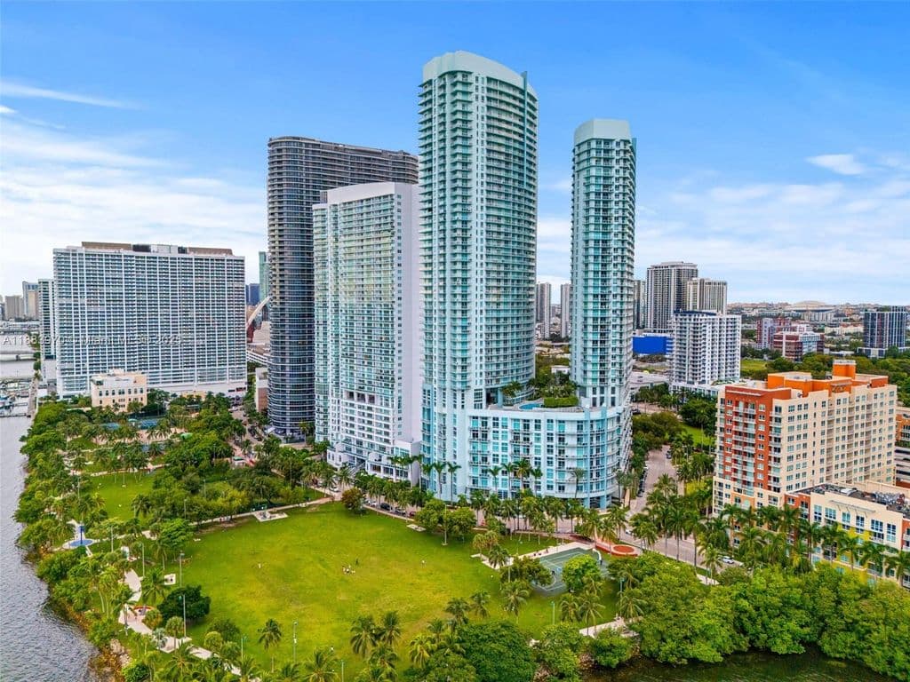 2-bedroom Condo — 1900 N Bayshore Dr APT 4018