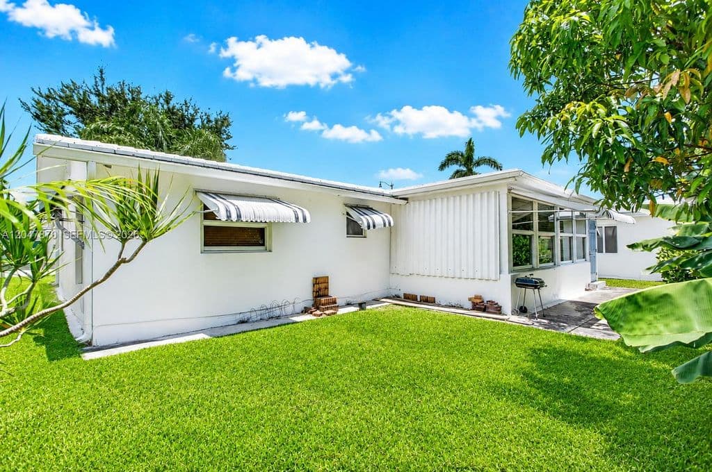 2-bedroom Single-Family Home — 220 S Golf Blvd