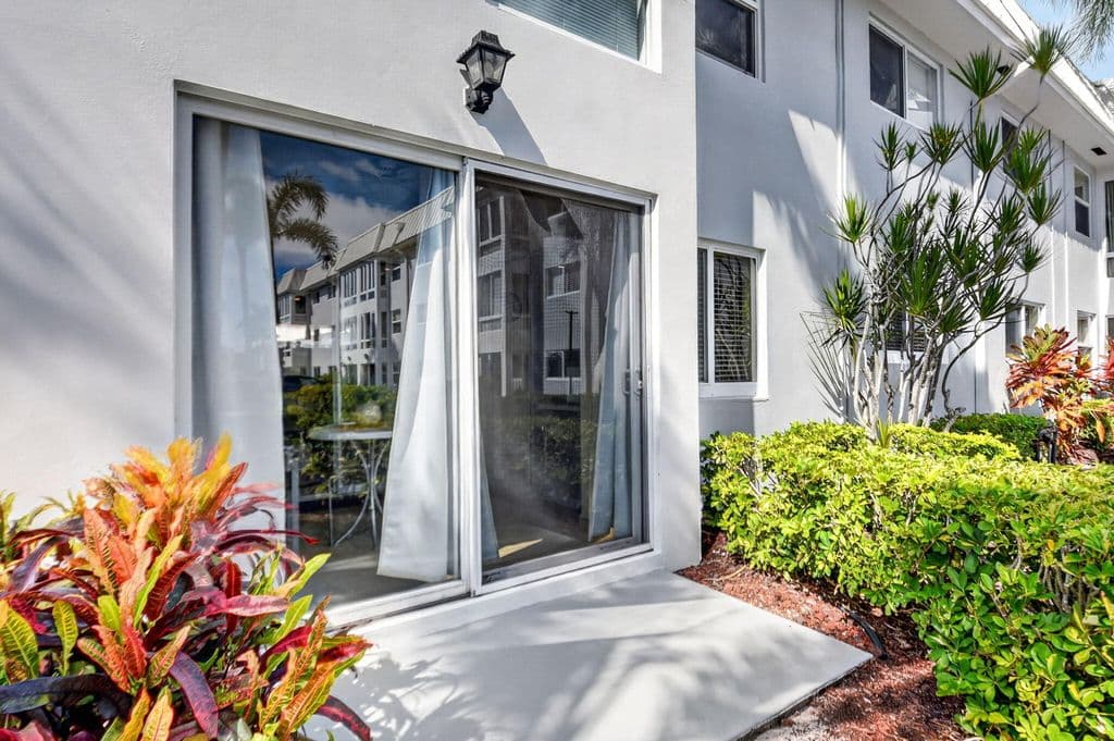 1-bedroom Condo — 32 COLONIAL CLUB Drive #102
