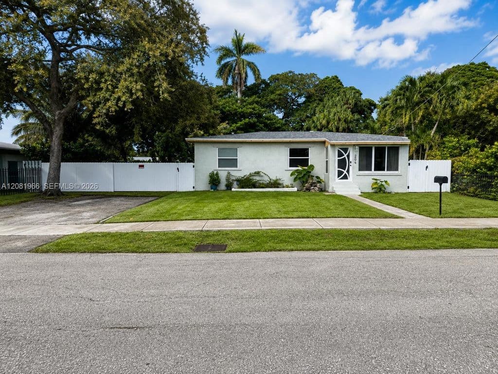 3+1 Müstakil ev — 204 SW 7th Ave