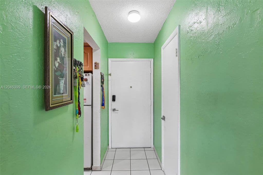 2-bedroom Condo — 1300 W 53rd St APT 25