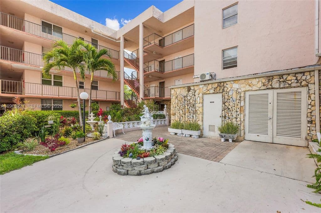 2+1 Condo — 2861 Somerset Dr APT 104