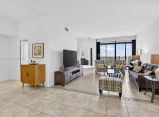 2+1 Condo — 20281 E Country Club Dr APT Ts-5, Miami, 33180