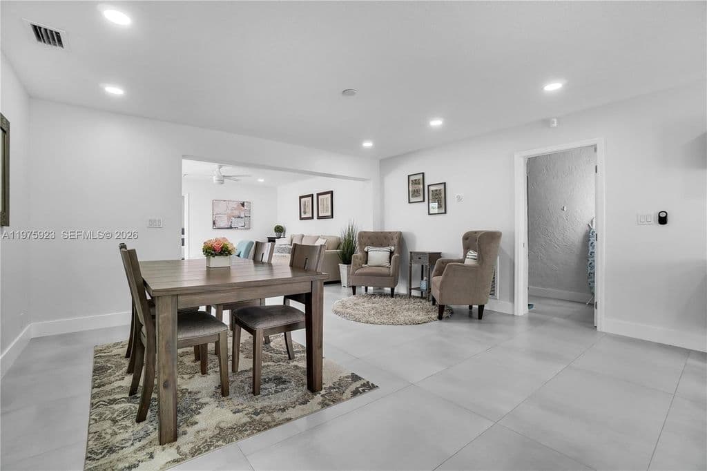 3+1 Müstakil ev — 617 NW 30th Ct