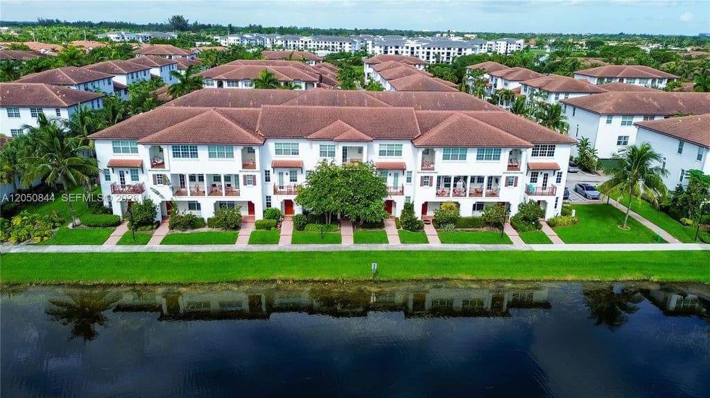 3+1 Mülk — 2828 SW 119th Way