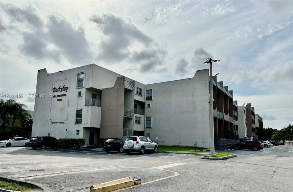 2+1 Condo — 10900 SW 104th St APT 303