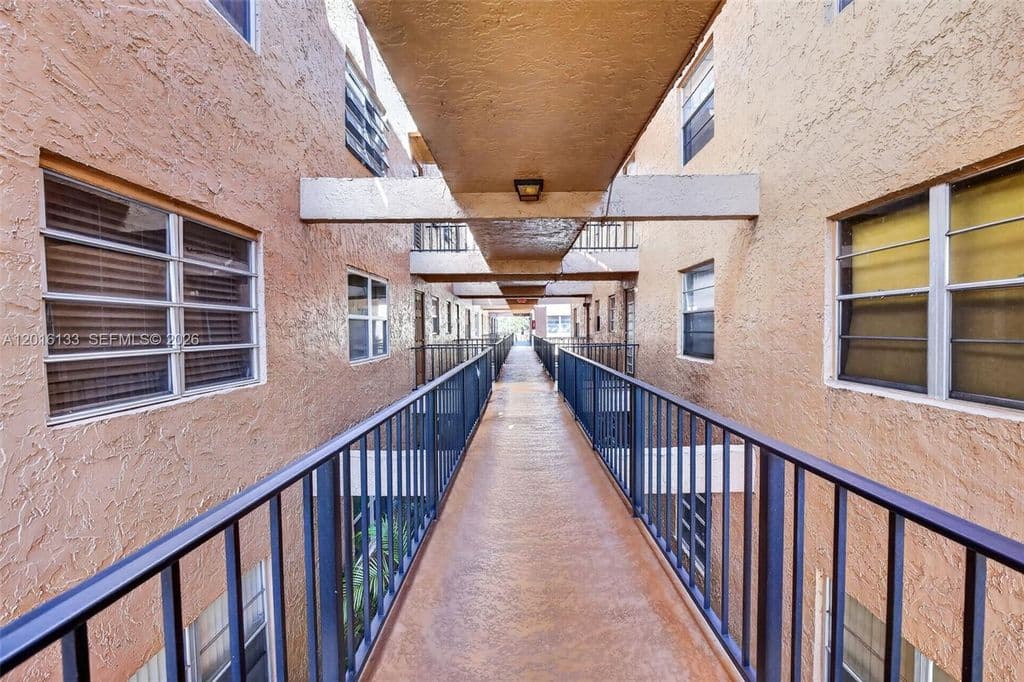 2-bedroom Condo — 3048 Sunrise Lakes Dr #220
