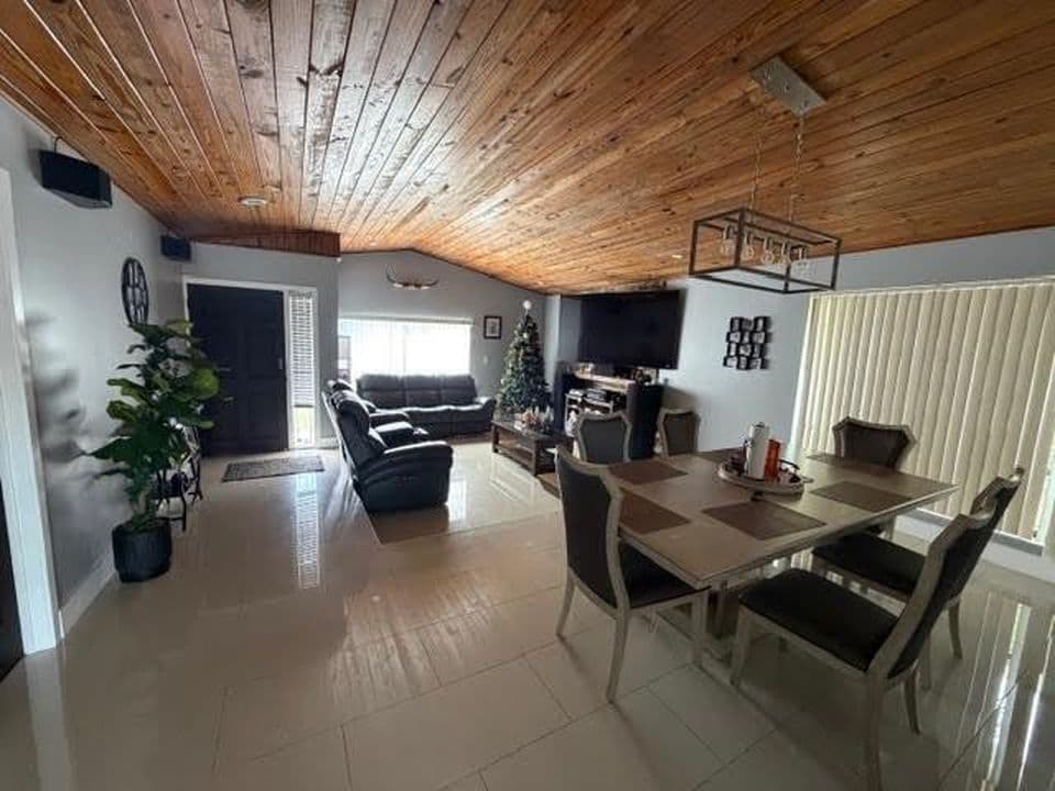 4+1 Müstakil ev — 680 NW 49th Avenue