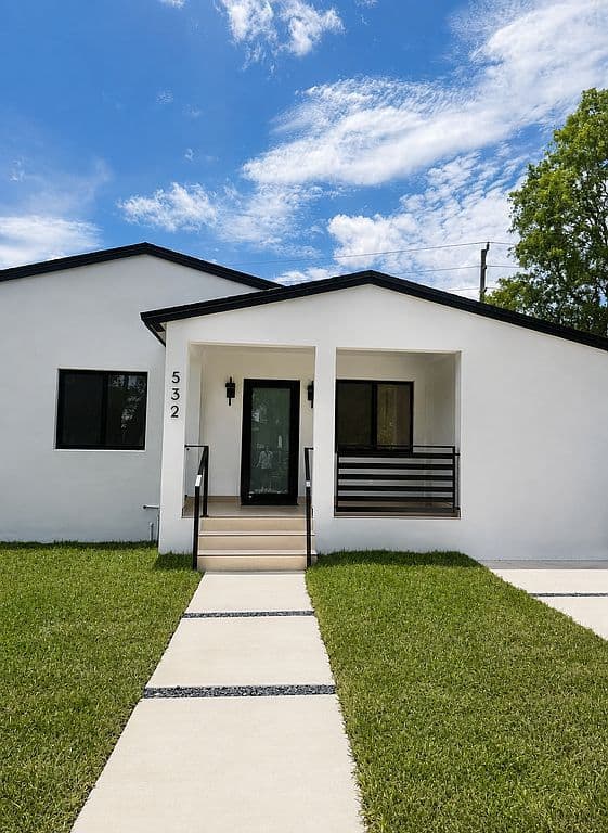 4+1 Müstakil ev — 532 SW 44th Ave