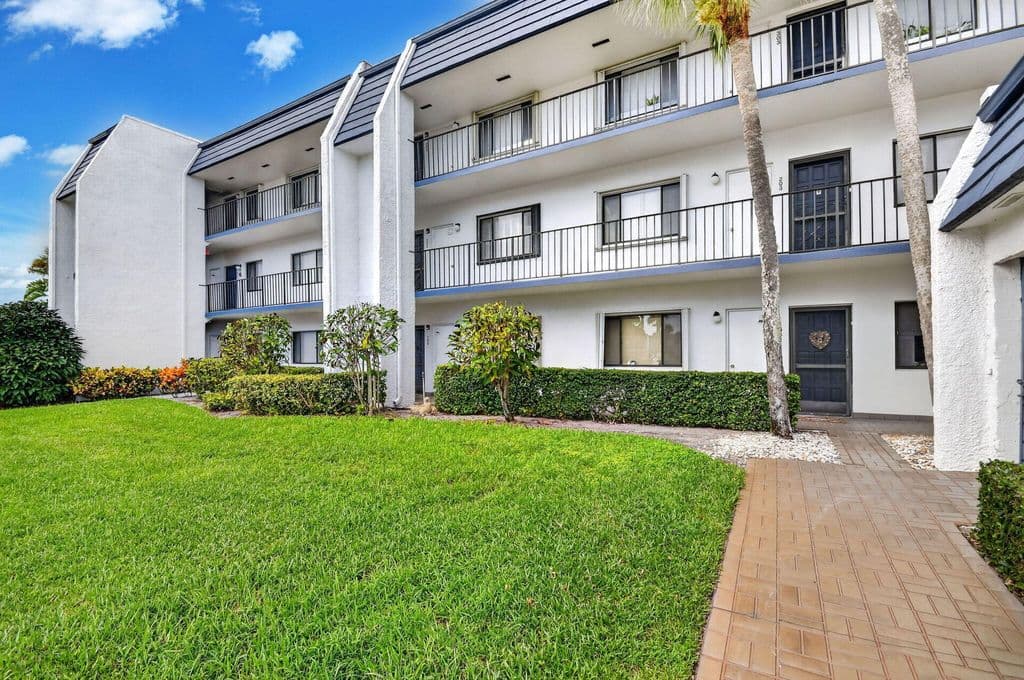 3+1 Condo — 4483 LUXEMBURG Court #103