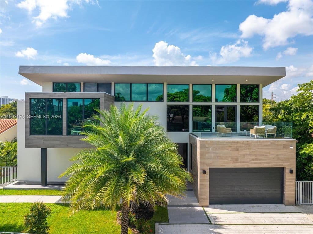 6-bedroom Single-Family Home — 521 Holiday Dr