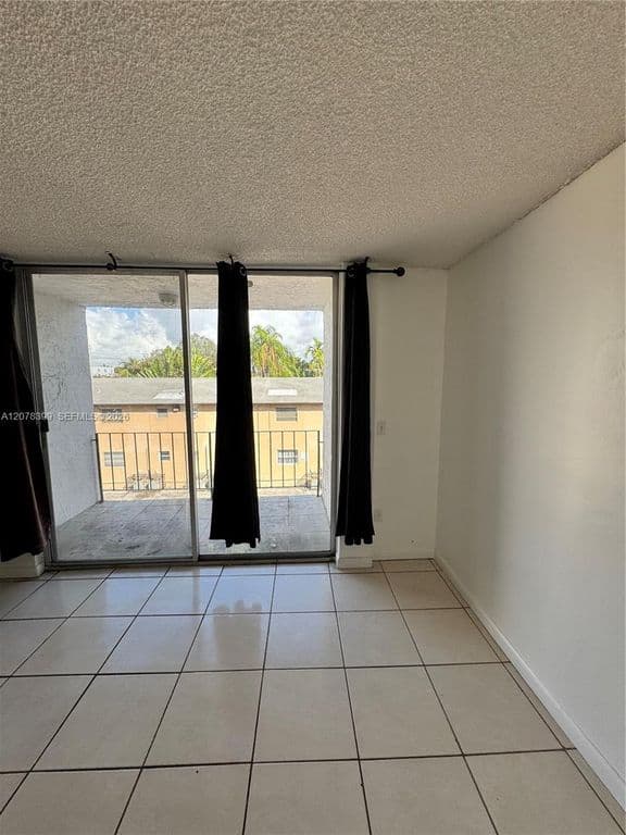 1-bedroom Condo — 12105 NE 6th Ave APT 304