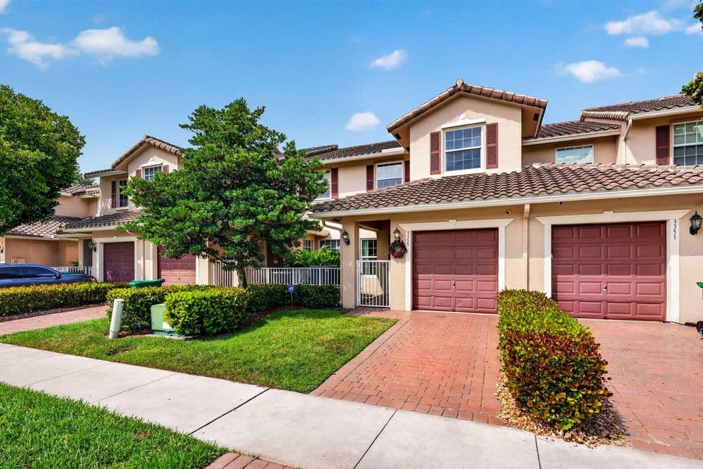 3-bedroom Property — 3355 Lakeside Drive