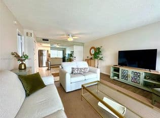 1-bedroom Condo — 3000 NE 48th St APT 203, Fort Lauderdale, 33308