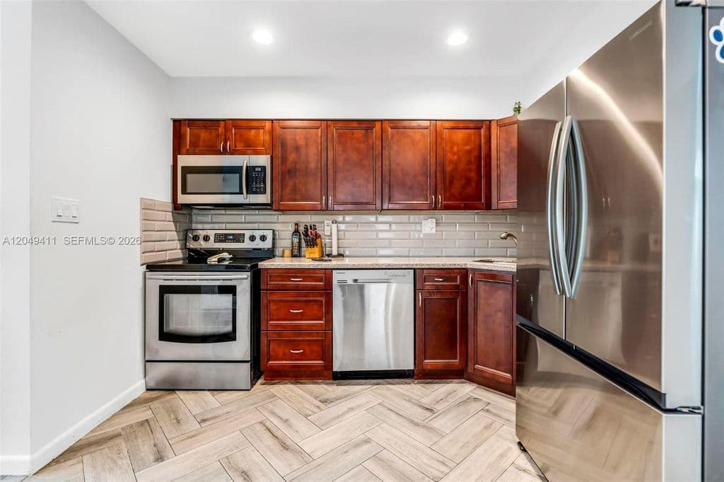 3+1 Müstakil ev — 7211 NW 76th St