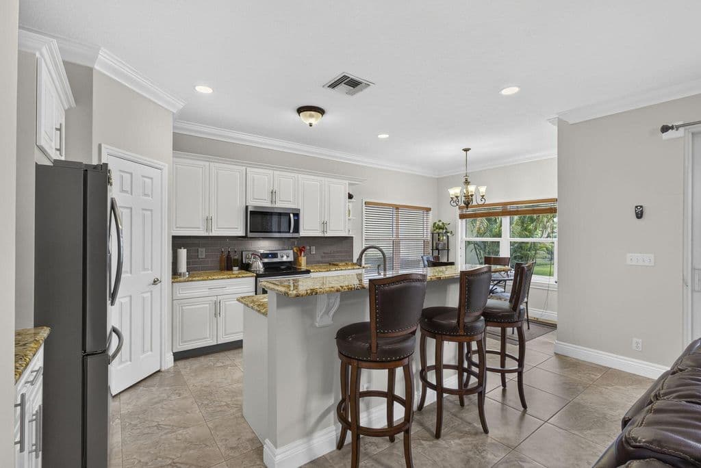 4-bedroom Single-Family Home — 11483 Beacon Pointe Lane