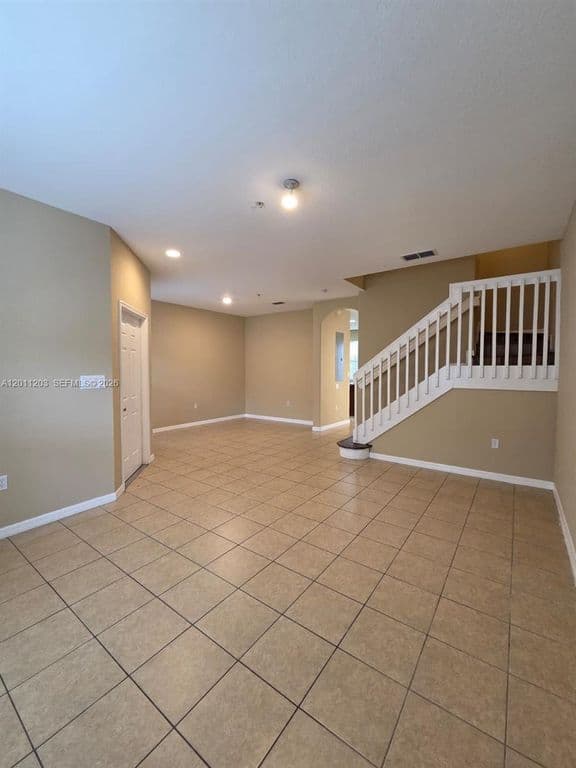 3-bedroom Property — 2851 W Prospect Rd Unit 404