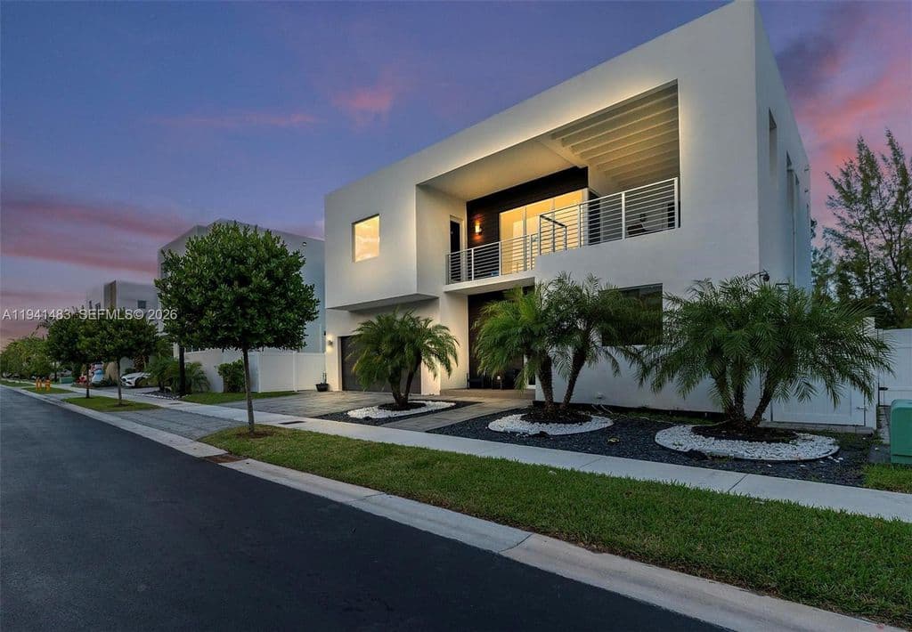 5+1 Müstakil ev — 10055 NW 77th St