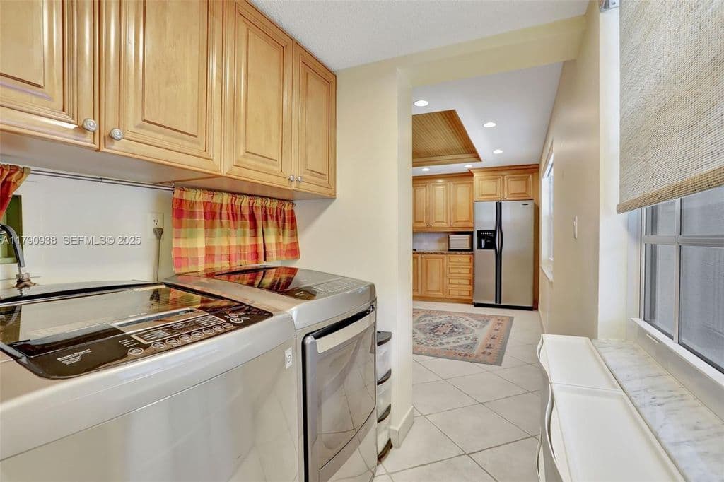 3+1 Condo — 4020 W Palm Aire Dr APT 204
