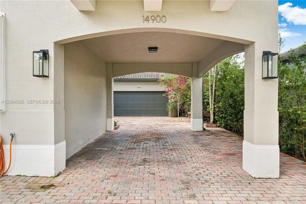 5-bedroom Single-Family Home — 14900 SW 10th St