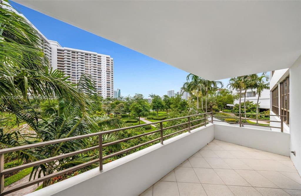 3-bedroom Condo — 600 Three Islands Blvd APT 212
