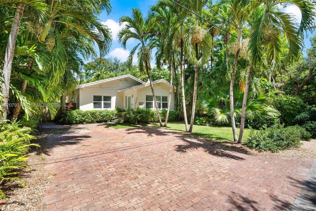 3+1 Müstakil ev — 2465 Inagua Ave
