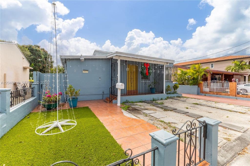6+1 Mülk — 2818 SW 2nd St