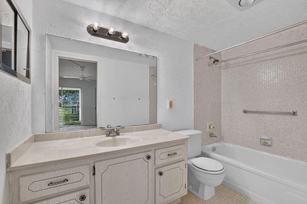 2-bedroom Condo — 2049 Ventnor O Crescent #2049
