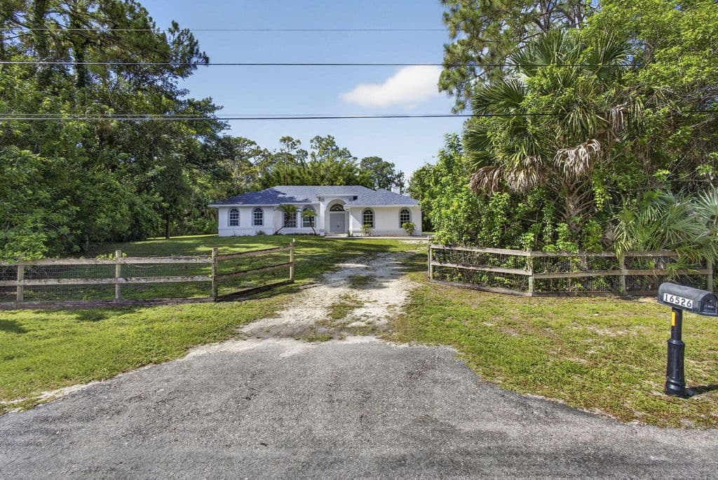4-bedroom Single-Family Home — 16526 N 78th Rd Road N