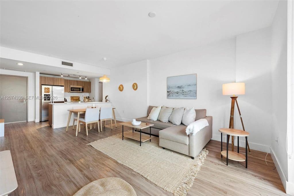 1-bedroom Condo — 201 SW 17th Rd #411